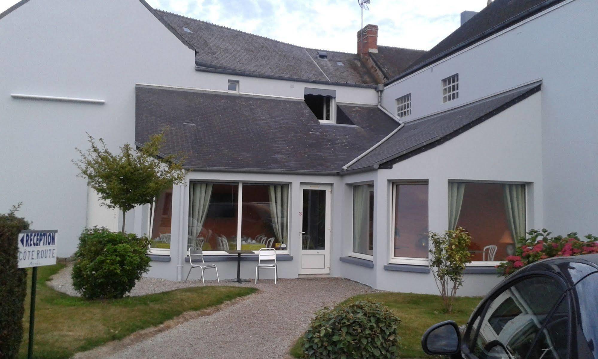 Hotel Logis Au Moyne De Saire Réville Exterior foto
